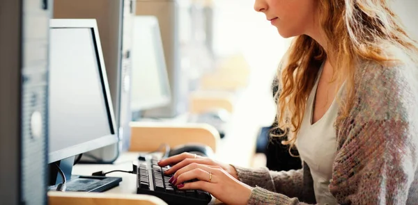 Estudante trabalhando com computador — Fotografia de Stock