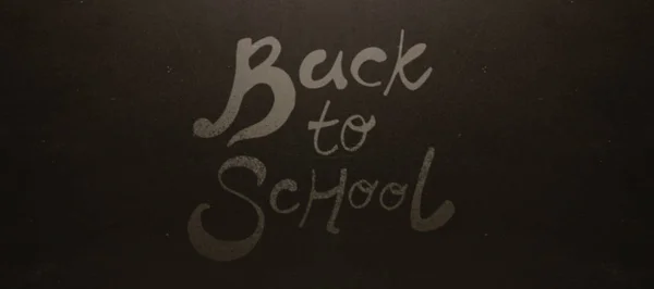 Terug naar school tekst tegen blackboard — Stockfoto