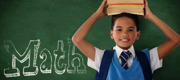 Escolar sonriente llevando libros —  Fotos de Stock