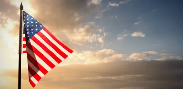 Amerikanische Flagge gegen bewölkten Himmel — Stockfoto