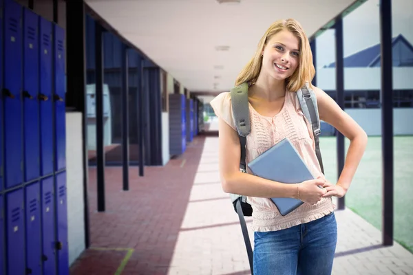 Uśmiechający się student przeciwko pusty korytarz — Zdjęcie stockowe