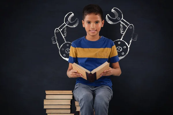 Skolpojke sitter på trave böcker — Stockfoto