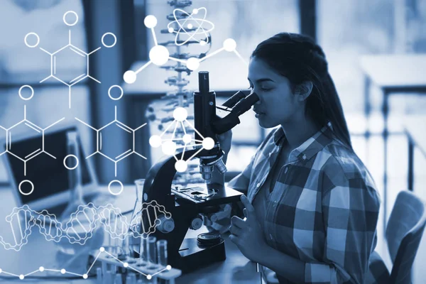 Kémiai képletek ellen iskoláslány — Stock Fotó