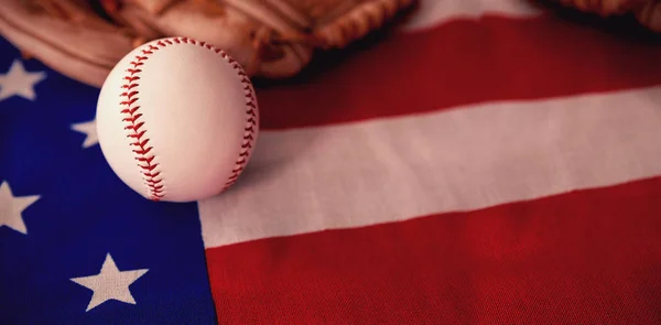 Baseball e guanti su una bandiera americana — Foto Stock