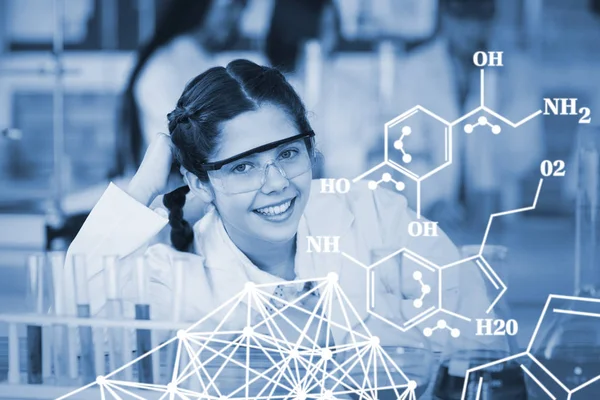 Laboratuvar tablo eğilerek kız öğrenci