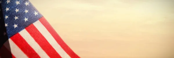Gökyüzü karşı karşı Amerikan bayrağı — Stok fotoğraf