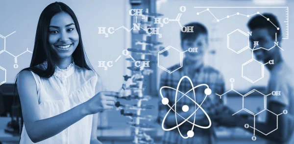 Laboratuvar molekül modeli okuyan kız öğrenci — Stok fotoğraf