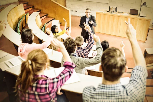 Estudantes levantando as mãos — Fotografia de Stock