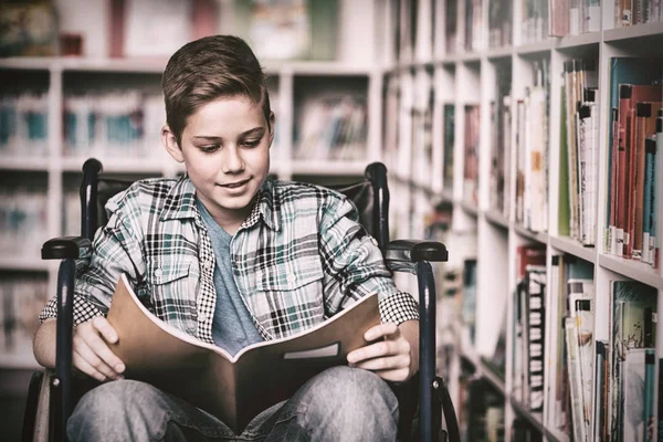 Fogyatékkal élő iskolás olvasás könyv könyvtár — Stock Fotó