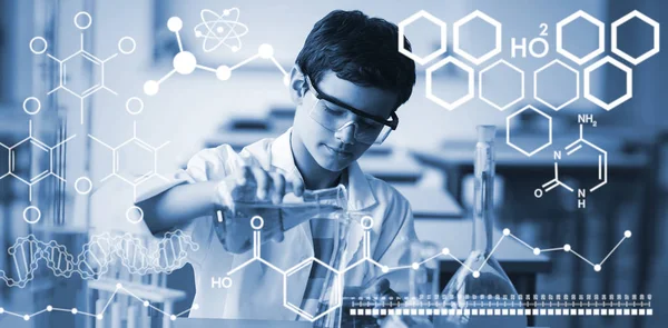 okul çocuğu kimyasal deney yapıyor