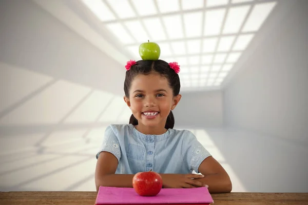 Menina com vovó smith maçã na cabeça — Fotografia de Stock