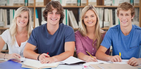 Studenter titta på kameran — Stockfoto