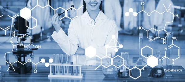 Laboratuvar gülümseyen kız öğrenci