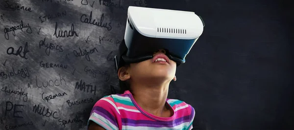 仮想現実シミュレータの使用女の子 — ストック写真