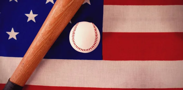 Honkbalknuppel en bal op Amerikaanse vlag — Stockfoto