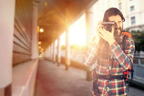 Uzun yürüyüşe çıkan kimse alarak resim ile fotoğraf makinesi
