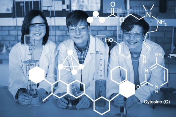 Escolares haciendo un experimento químico —  Fotos de Stock