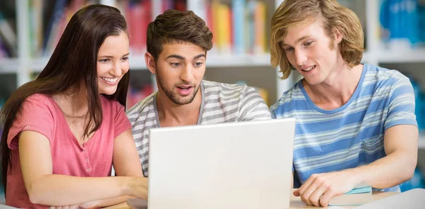 Estudiantes usando el ordenador portátil — Foto de Stock