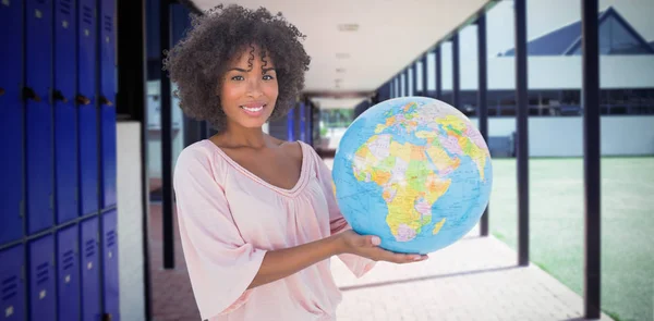 Mujer sonriente sosteniendo globo —  Fotos de Stock