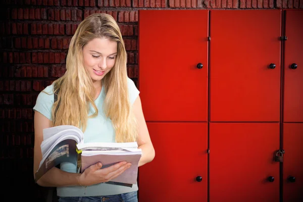 Счастливый студент против оранжевых шкафчиков — стоковое фото