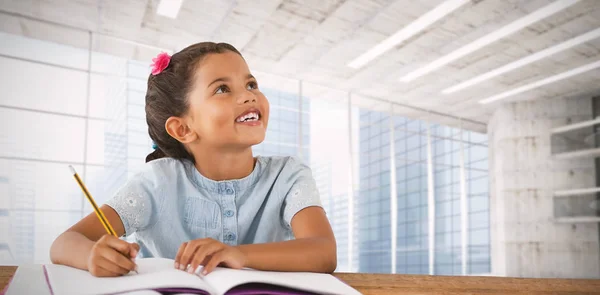 Chica mirando hacia arriba mientras está sentado en el escritorio —  Fotos de Stock