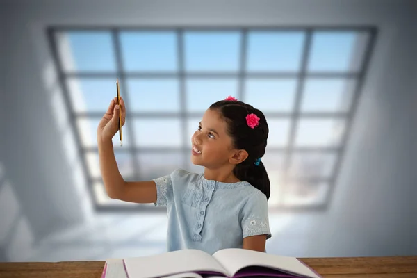 Menina olhando para o lápis enquanto sentado na mesa — Fotografia de Stock