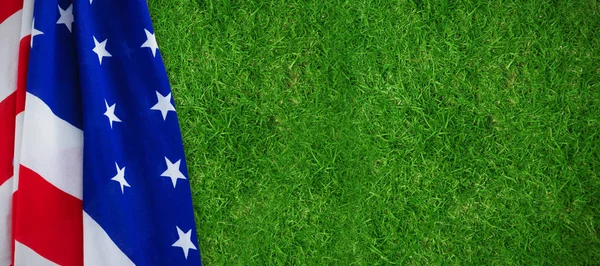 çimlerin üzerine Amerikan bayrağı