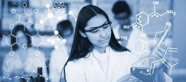 Csinál egy kémiai kísérlet iskoláslány — Stock Fotó