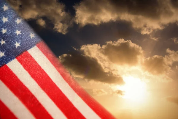 Американський прапор проти неба — стокове фото