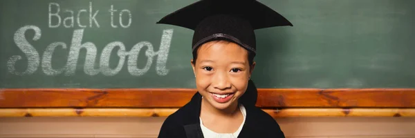 Fată zâmbitoare purtând mortarboard — Fotografie, imagine de stoc