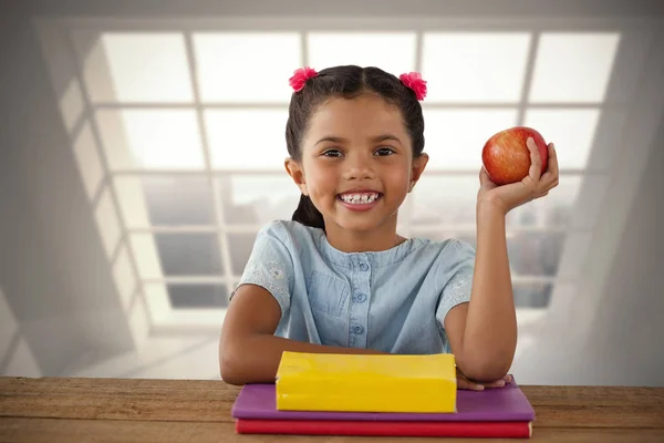 Sonriente chica sosteniendo manzana — Foto de Stock