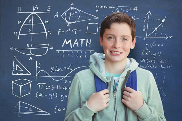 masum boy gülümseyerek