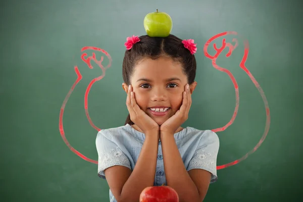 Menina com vovó smith maçã na cabeça — Fotografia de Stock