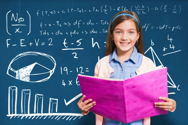 Kız holding pembe kitap 