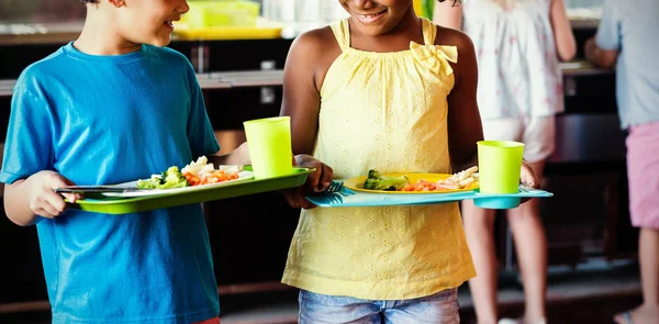 Kinder halten Tablett mit Lebensmitteln — Stockfoto