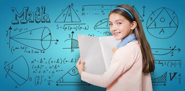 Retrato de niña sonriente sosteniendo libro —  Fotos de Stock