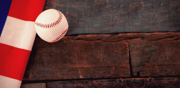 Beyzbol topu ve Amerikan bayrağı — Stok fotoğraf