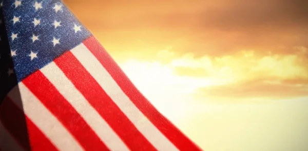 Amerikanische Flagge gegen malerischen Blick aufs Meer — Stockfoto