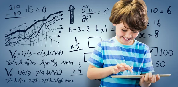 Lachende jongen met behulp van digitale tablet — Stockfoto