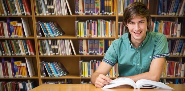 Estudiante sentado en la biblioteca —  Fotos de Stock