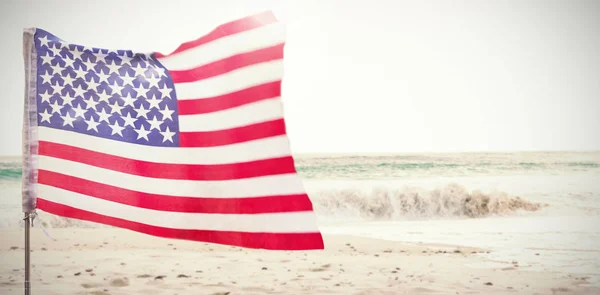 Dalgalar deniz kıyısı ve ABD bayrağı — Stok fotoğraf