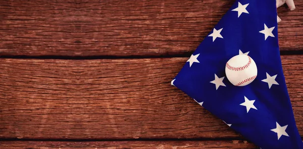 Baseball auf einer amerikanischen Flagge — Stockfoto