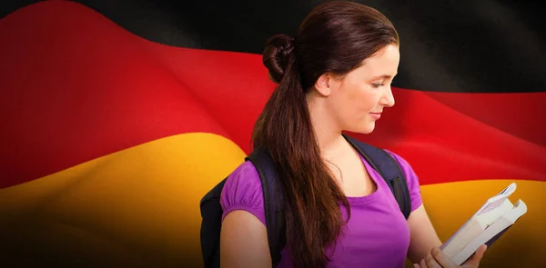Estudante feliz contra bandeira alemã — Fotografia de Stock