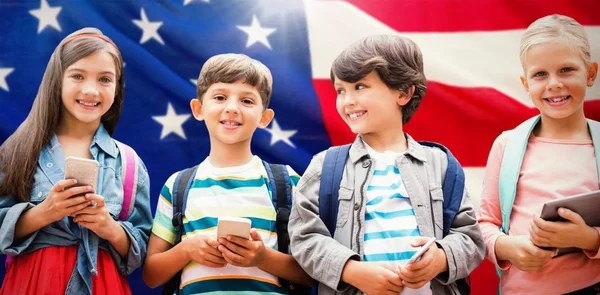 cep telefonları tutan çocuk