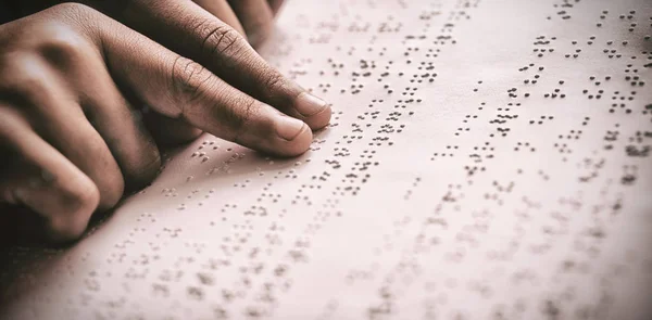 Niño usando braille para leer libro — Foto de Stock