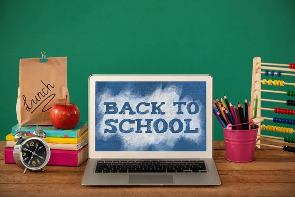 Dizüstü bilgisayar ile okul malzemeleri