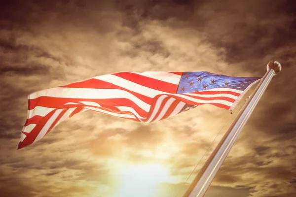 Amerikanska flaggan mot mulen himmel — Stockfoto