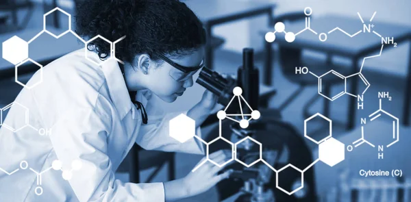 Estructura química contra la colegiala atenta —  Fotos de Stock