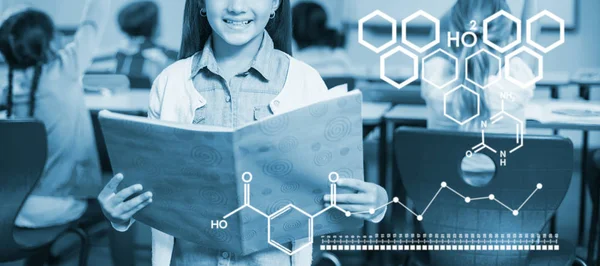 sınıfta kitap ayakta ile kız öğrenci 