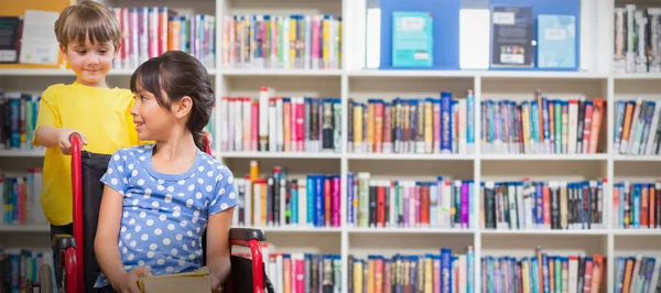 Söta elever på biblioteket — Stockfoto